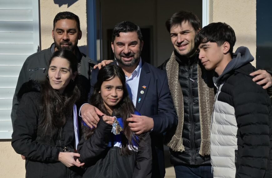 Después de una década sin entregas, 15 familias de Río Mayo recibieron su casa y Torres anunció 17 nuevas viviendas