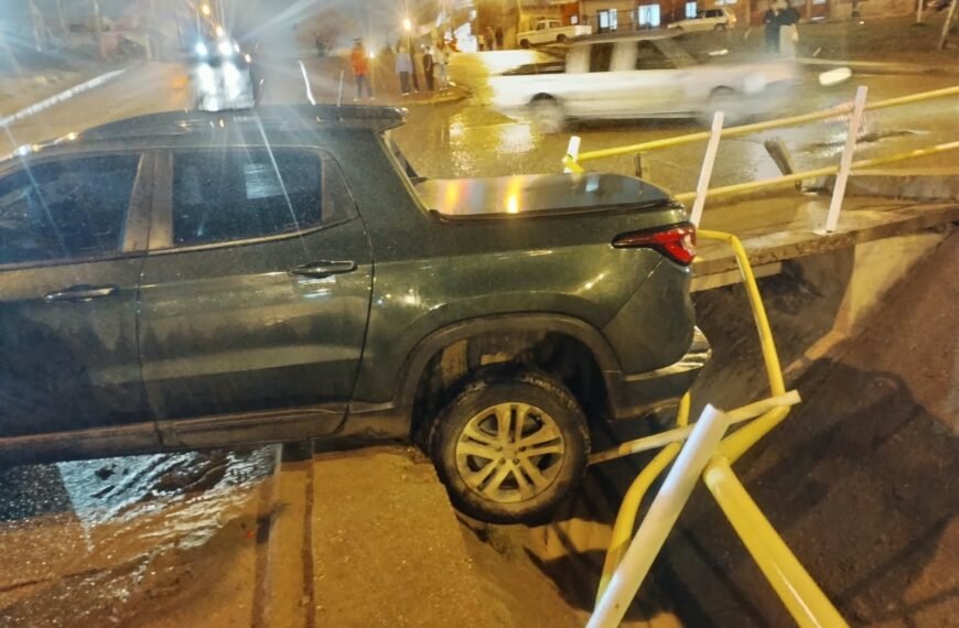 Terminó dentro del canal evacuador tras despistar