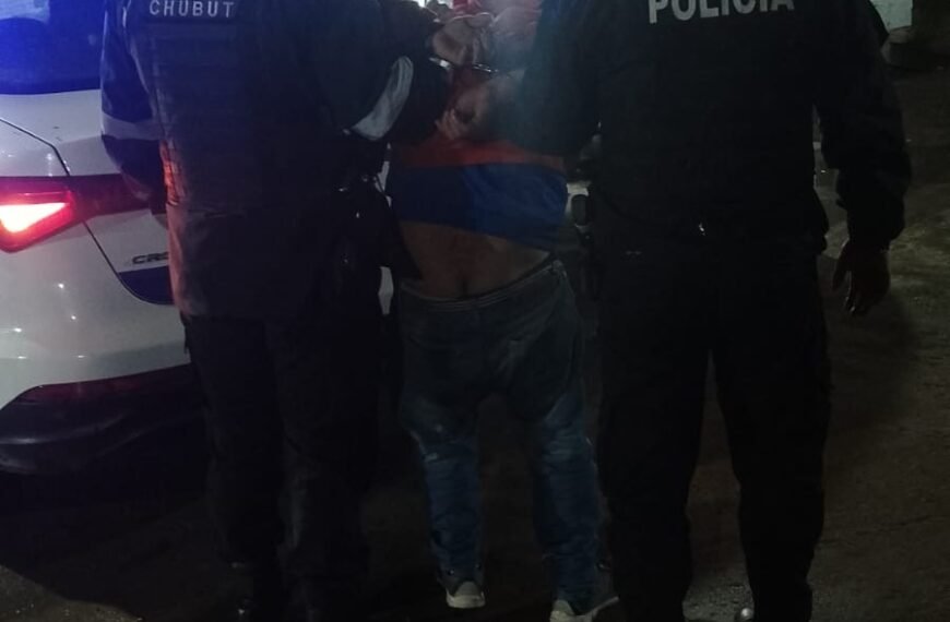 Dormía al volante tras chocar contra un cordón…