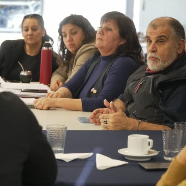 El Gobierno acordó mejoras salariales y recategorizaciones automáticas para auxiliares de la Educación