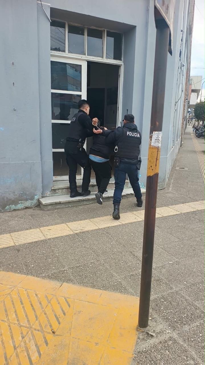 Jaimito terminó detenido por golpear a un policía