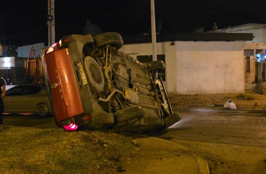 Violento choque terminó con el vuelco de una camioneta en Quirno Costa