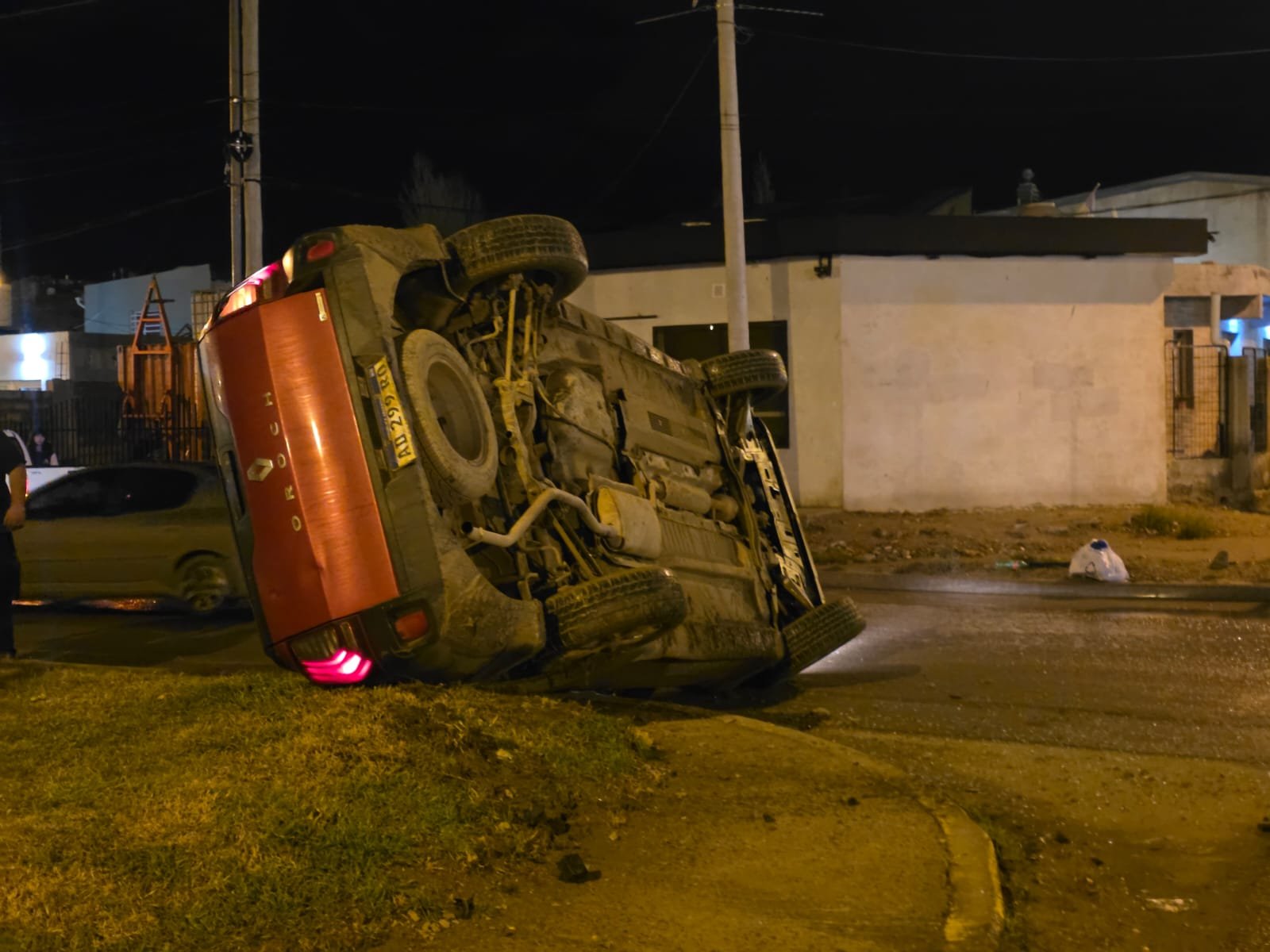 Violento choque terminó con el vuelco de una camioneta en Quirno Costa