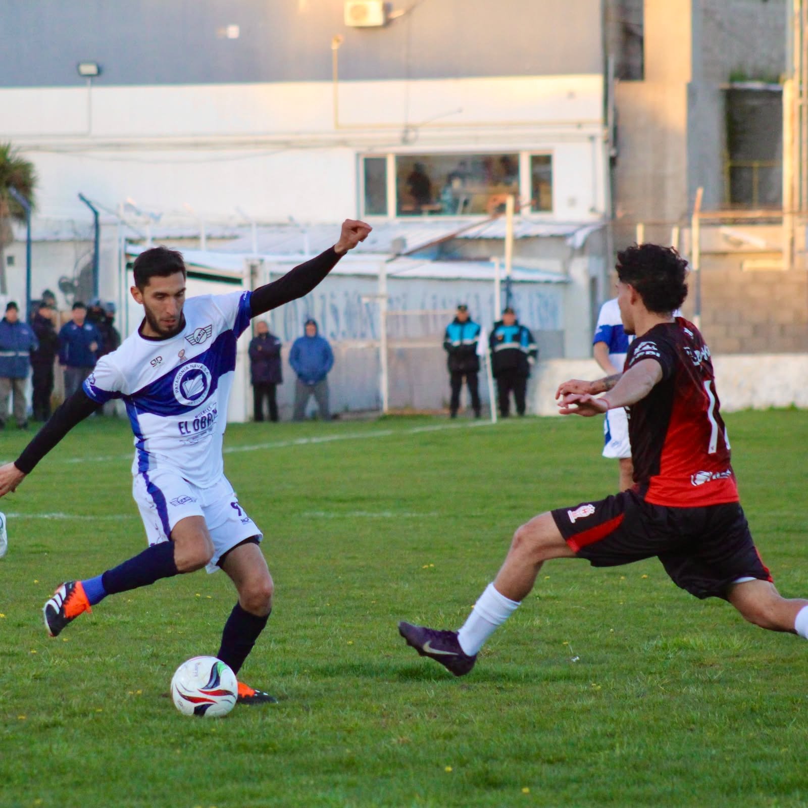 Newbery y Huracán no se sacaron ventajas en el clásico comodorense