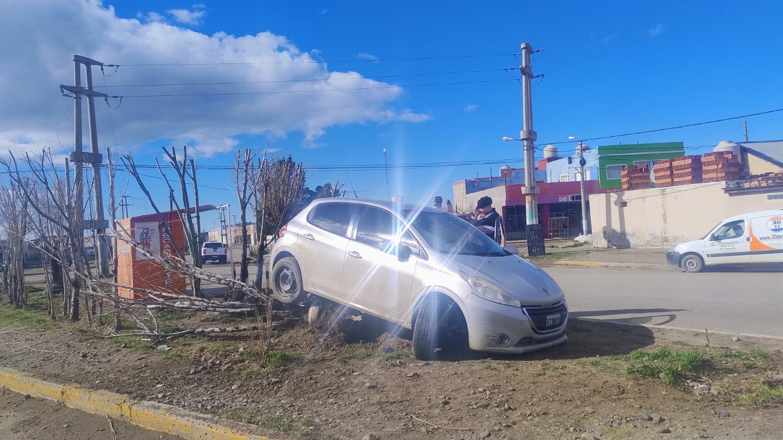 Perdió el control al esquivar un bache y terminó chocando contra un árbol en Km 8