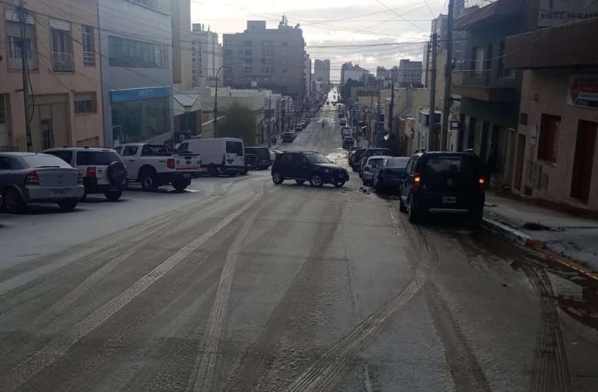 Una conductora perdió el control por la nieve&hellip;