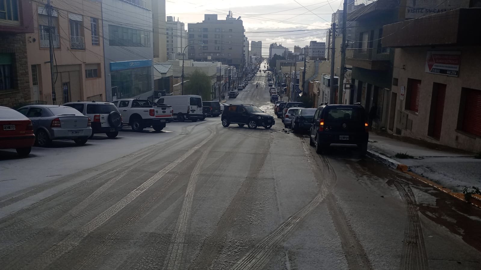 Una conductora perdió el control por la nieve y chocó a dos autos estacionados
