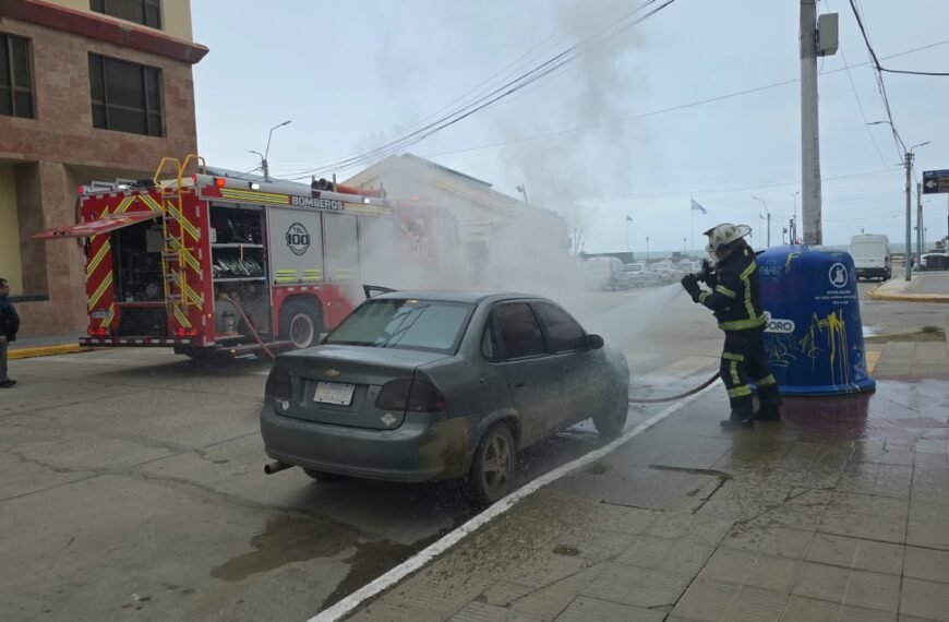 Un Chevrolet Corsa se incendió en pleno centro