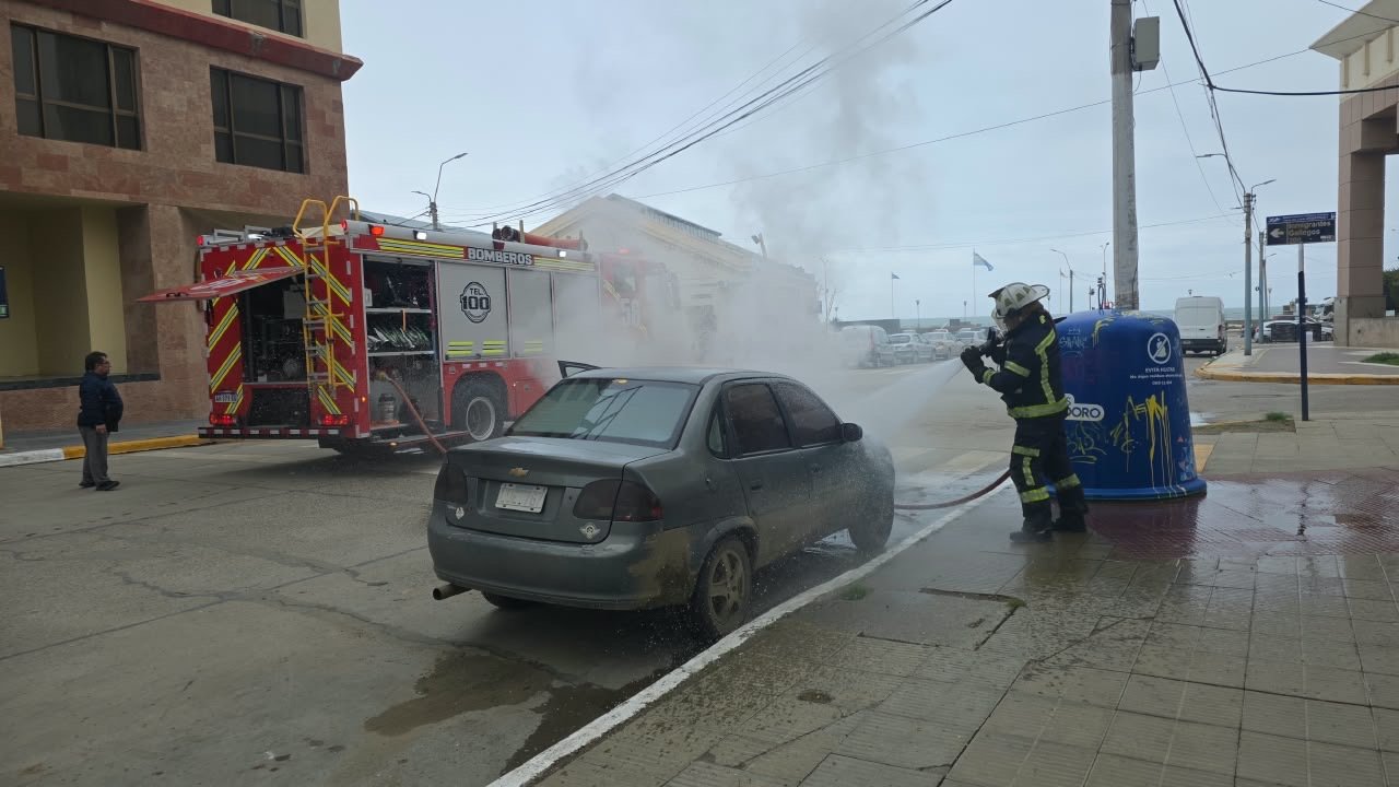 Un Chevrolet Corsa se incendió en pleno centro