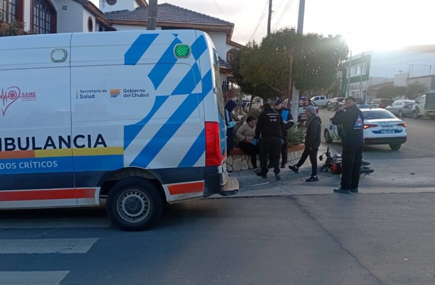 Una motociclista fue hospitalizada tras un choque