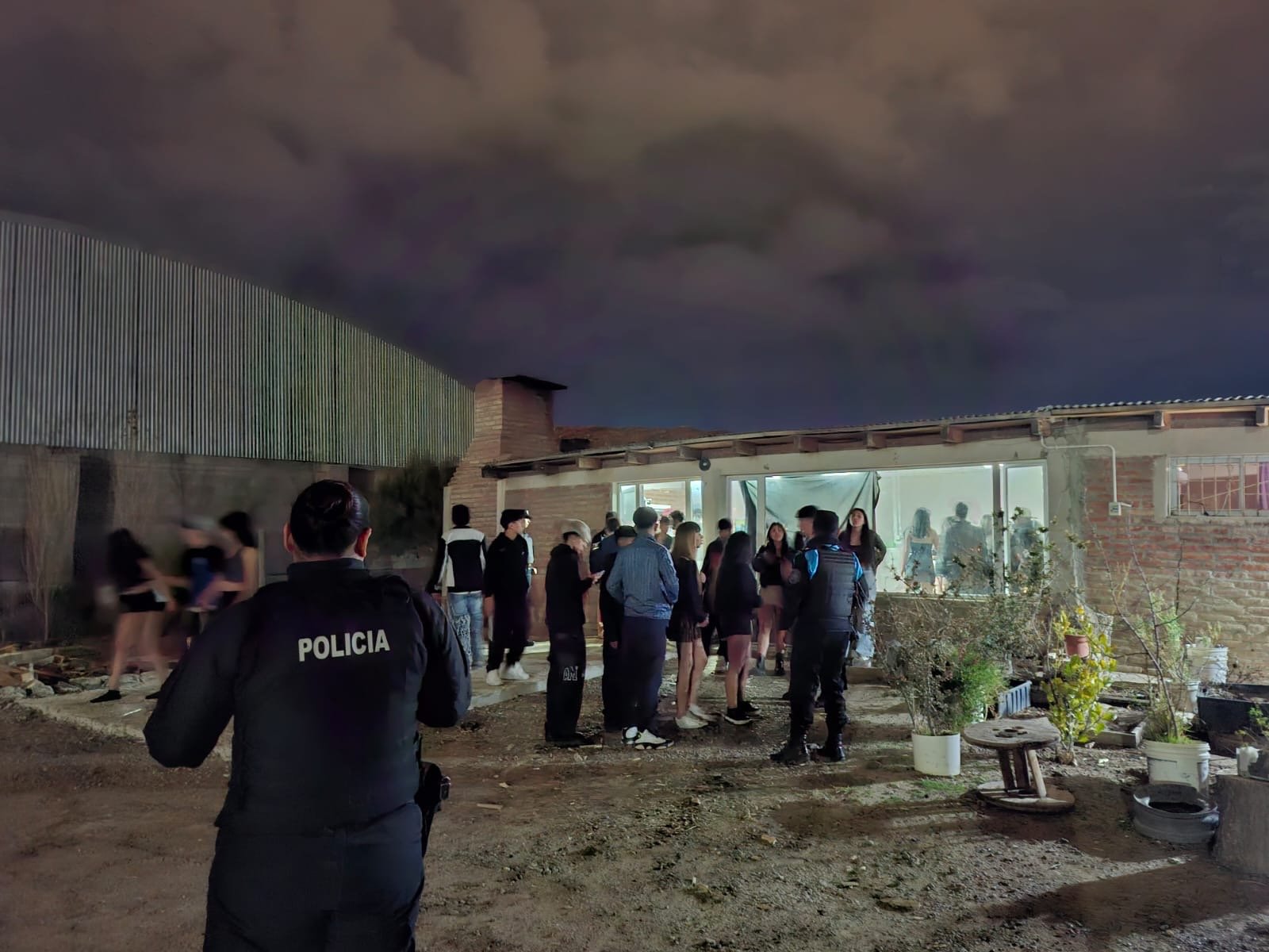 Ruidos molestos, alcohol y menores: desarticularon una fiesta clandestina en el barrio Industrial