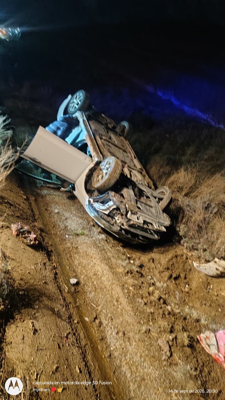 Volcó con su Honda City en el camino Roque González y terminó en el Hospital Alvear