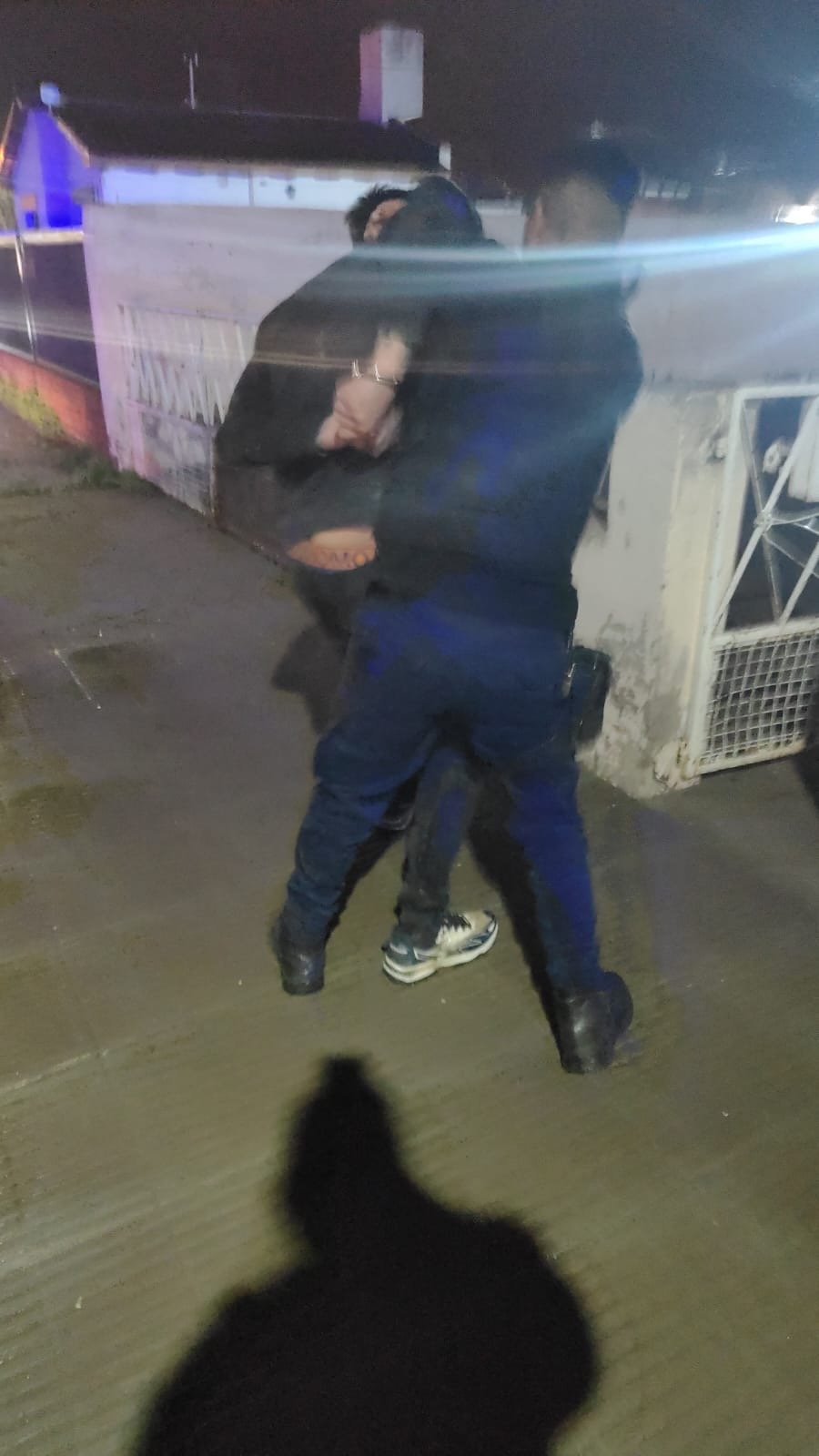 Tres personas fueron aprehendidas tras intentar robar elementos de una obra