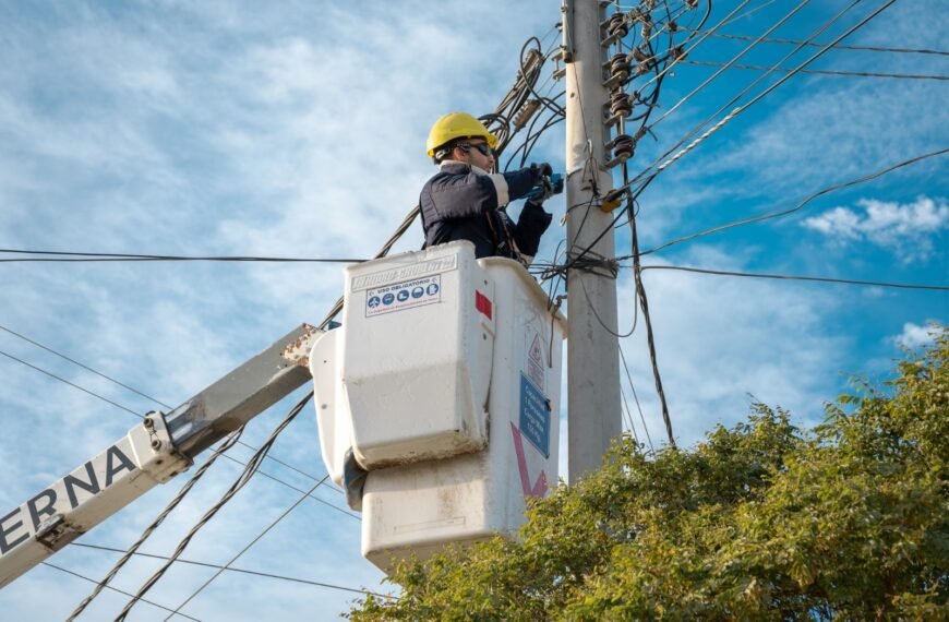 La SCPL avanza con el tendido de fibra óptica para ofrecer cobertura a más de 1200 familias de Comodoro