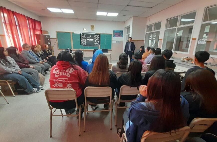 Fiscales y profesionales brindaron una charla a la escuela 732 de Laprida