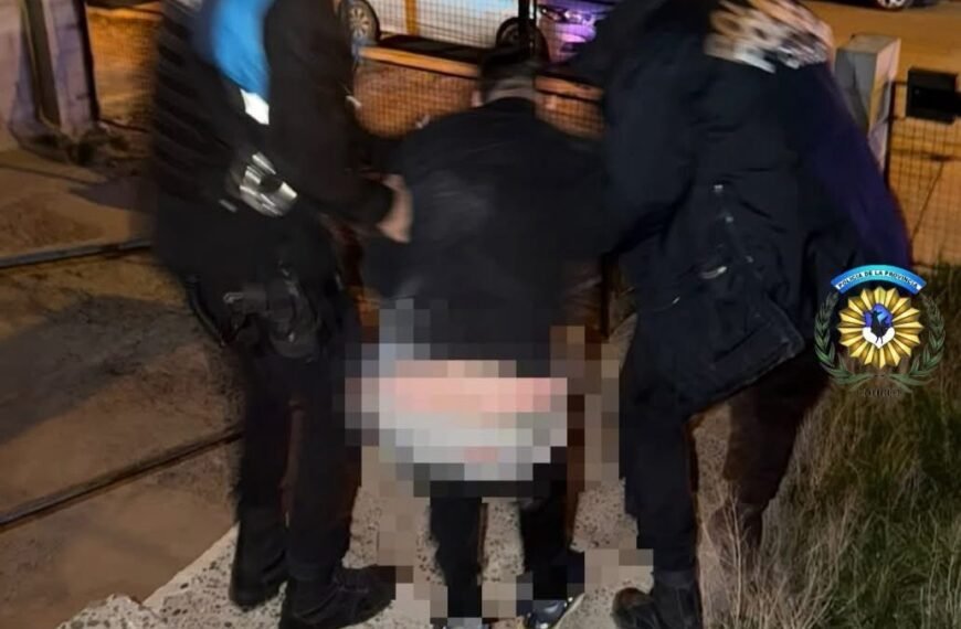 Saltó un muro de 3,50 metros para entrar a un patio y terminó detenido por lesiones en los pies