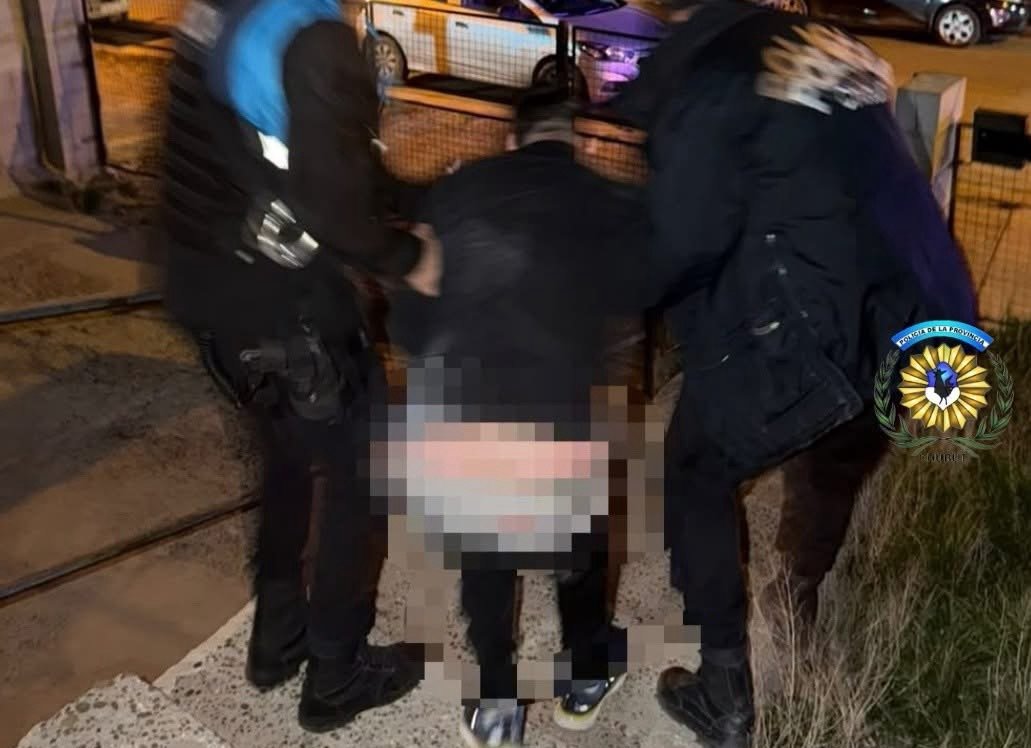 Saltó un muro de 3,50 metros para entrar a un patio y terminó detenido por lesiones en los pies