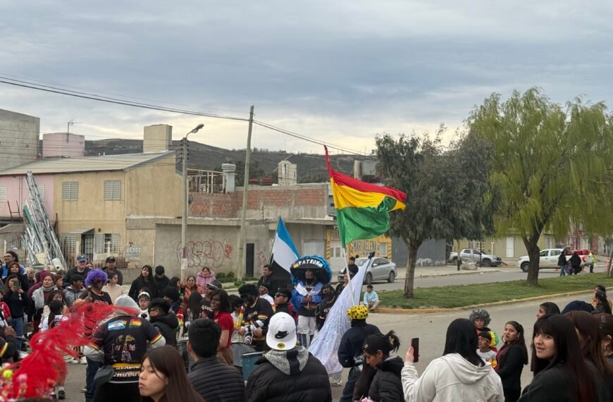 Malestar de vecinos por calles colapsadas, basura y vehículos obstruyendo accesos por celebración de la comunidad boliviana