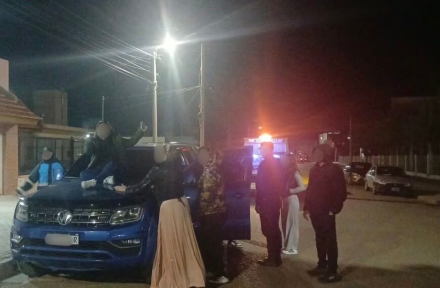 Iba a toda velocidad en una Amarok, intentó escapar y terminó descubierto: tenía 14 años