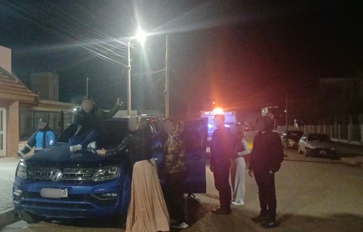 Iba a toda velocidad en una Amarok, intentó escapar y terminó descubierto: tenía 14 años