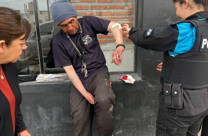 Discusión por un trago terminó con un vendedor de diarios herido a cuchillazos en calle Alem