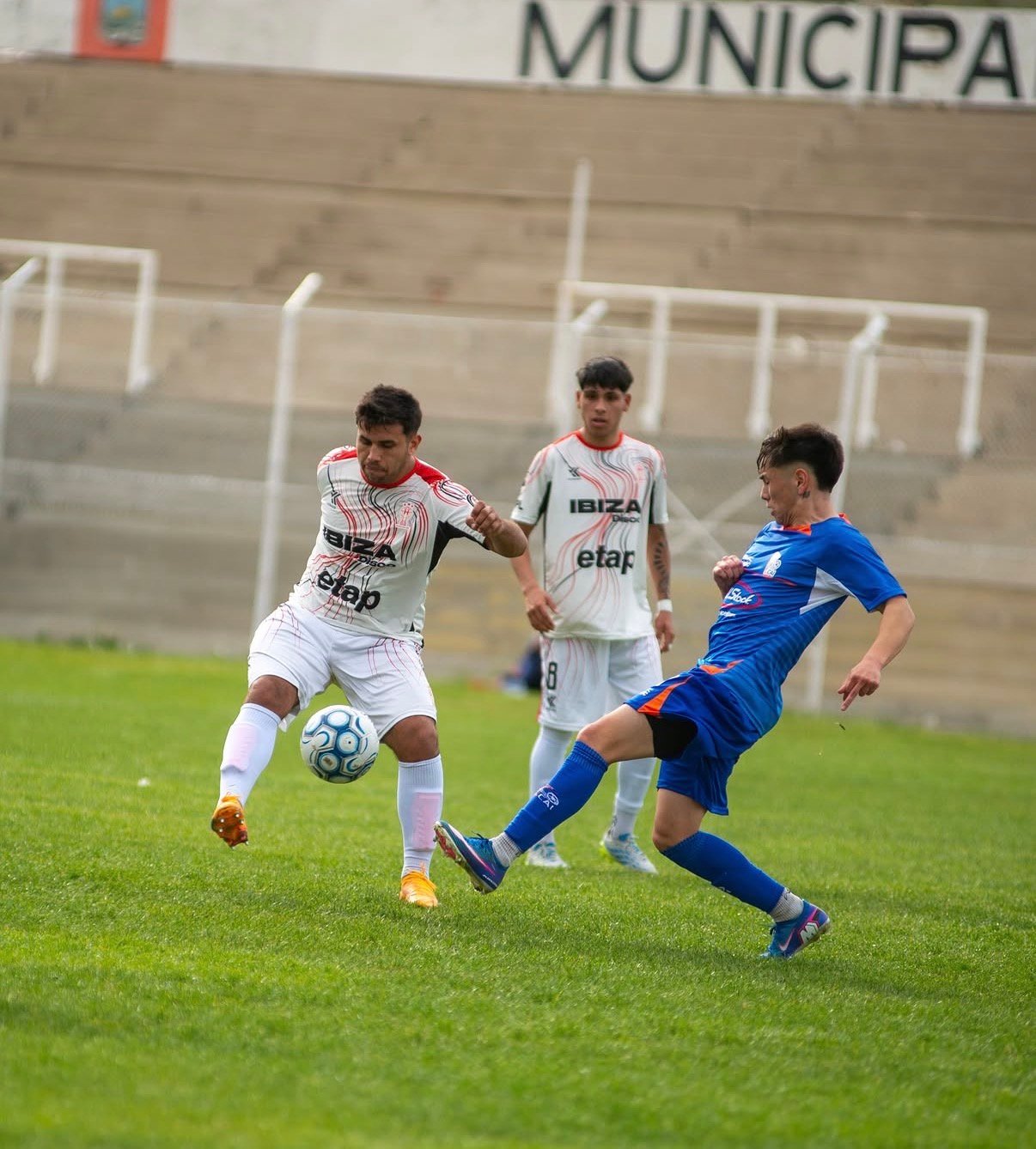 Huracán ganó sobre la hora, respira y sigue con vida en el Regional Amateur