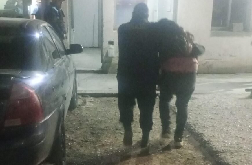 Dos detenidos tras un violento robo a un drugstore y un ataque a la Policía