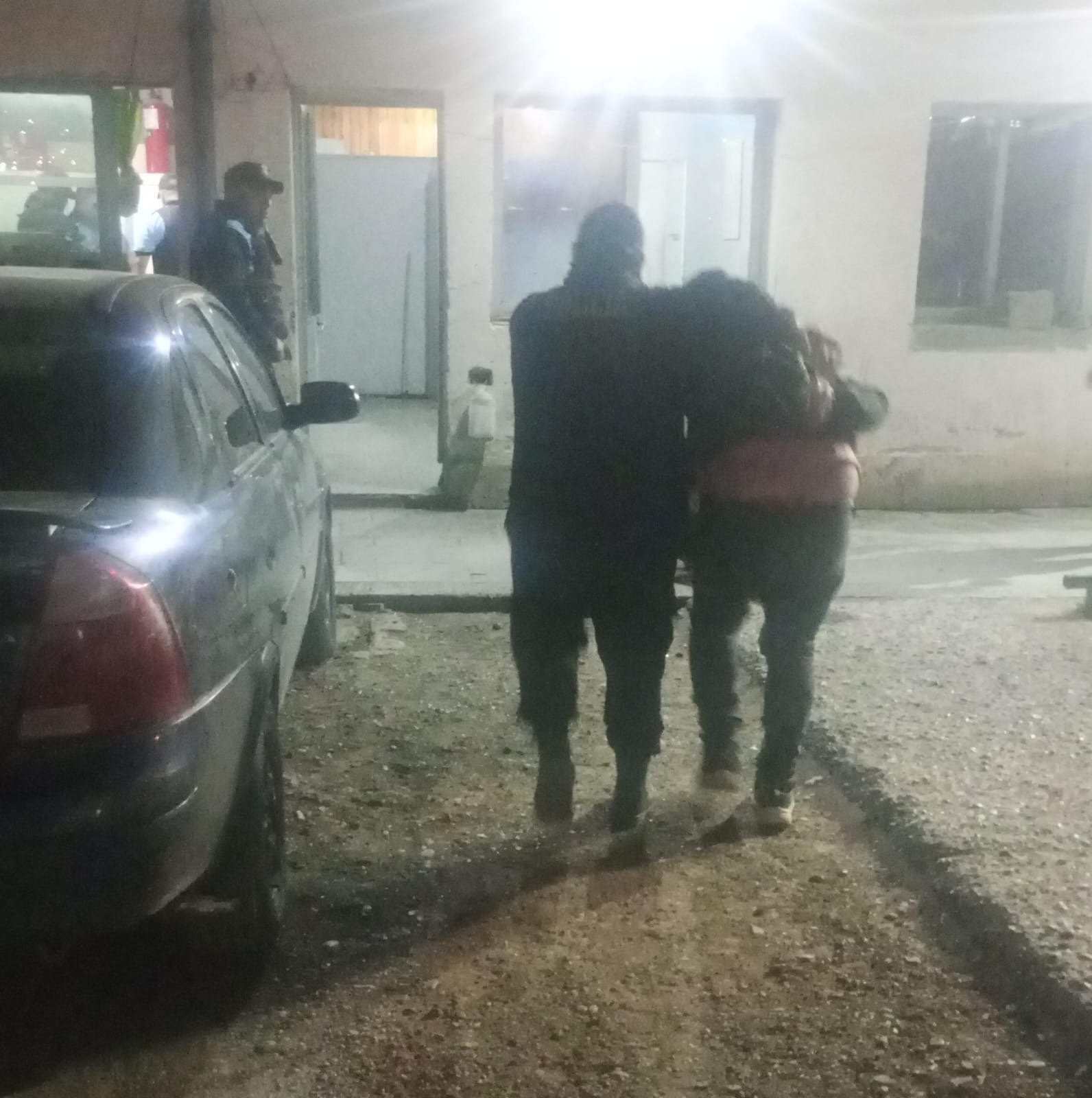Dos detenidos tras un violento robo a un drugstore y un ataque a la Policía