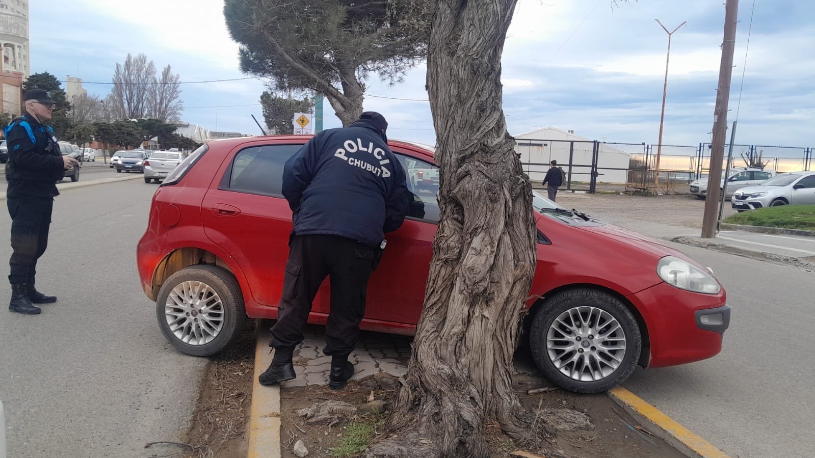 Vehículo sin conductor terminó en un boulevard