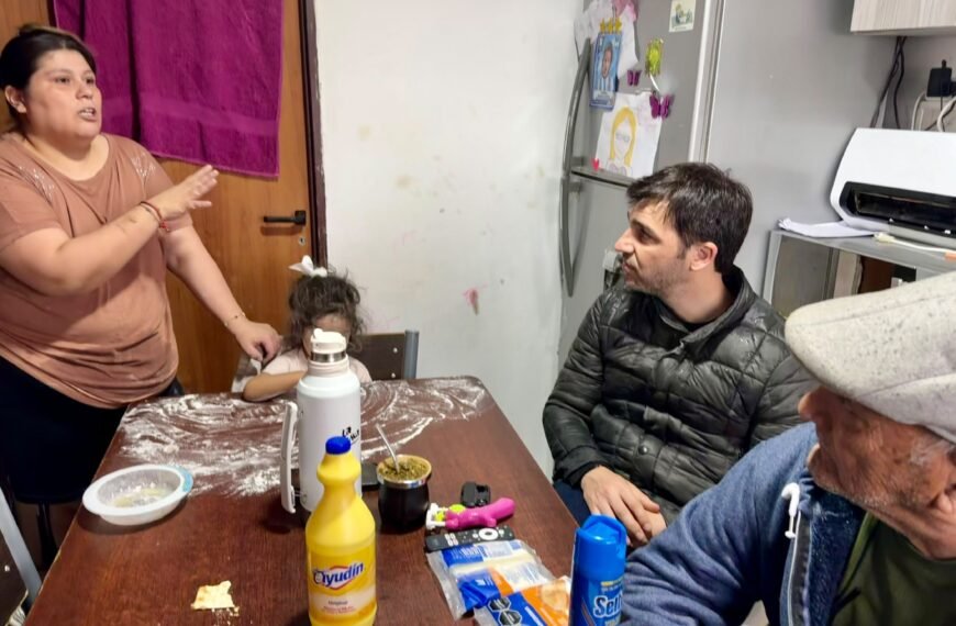 Torres recorrió los barrios afectados por las intensas lluvias