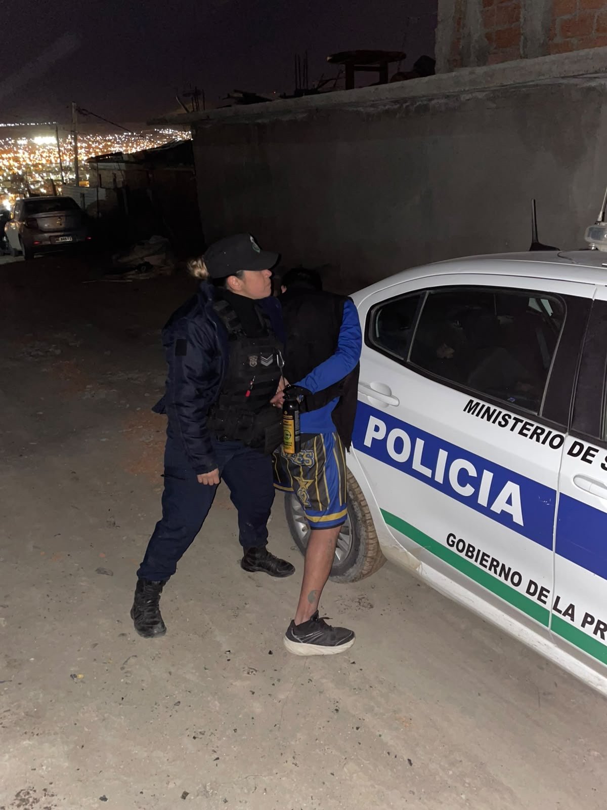 Lo reconocieron durante un patrullaje, escapó corriendo y terminó detenido por un pedido de captura