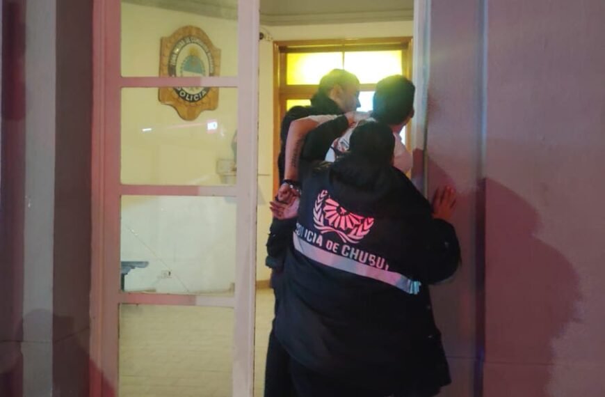 Terminó demorado tras causar disturbios e intentar volver…