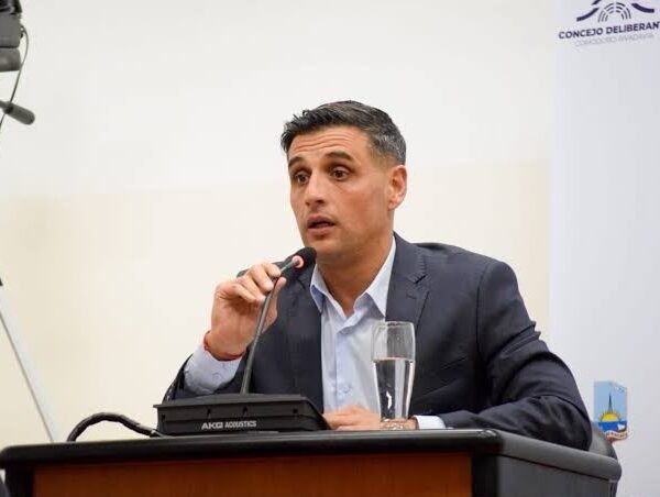 “Glinski es un caradura: formó parte del gobierno de Alberto Fernández que no dejó una sola obra en comodoro y ni en la provincia y destruyó la economía del país”
