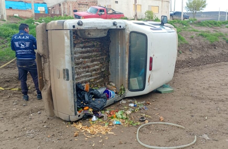 Una camioneta volcó en una avenida del barrio San Cayetano: no hubo heridos