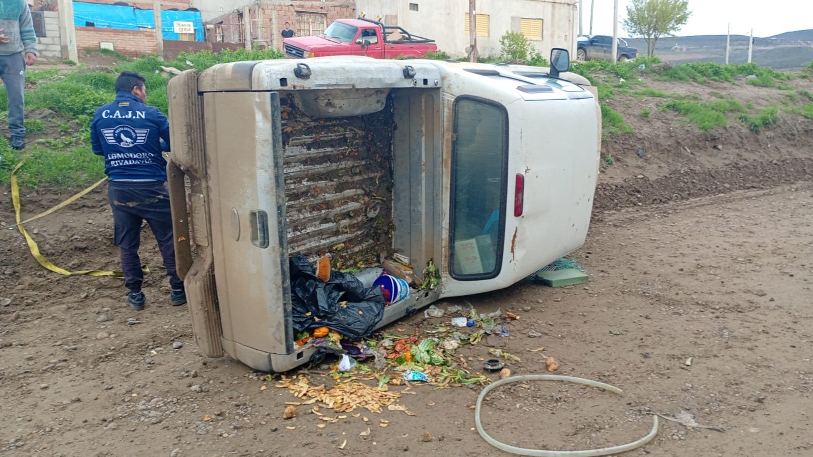 Una camioneta volcó en una avenida del barrio San Cayetano: no hubo heridos