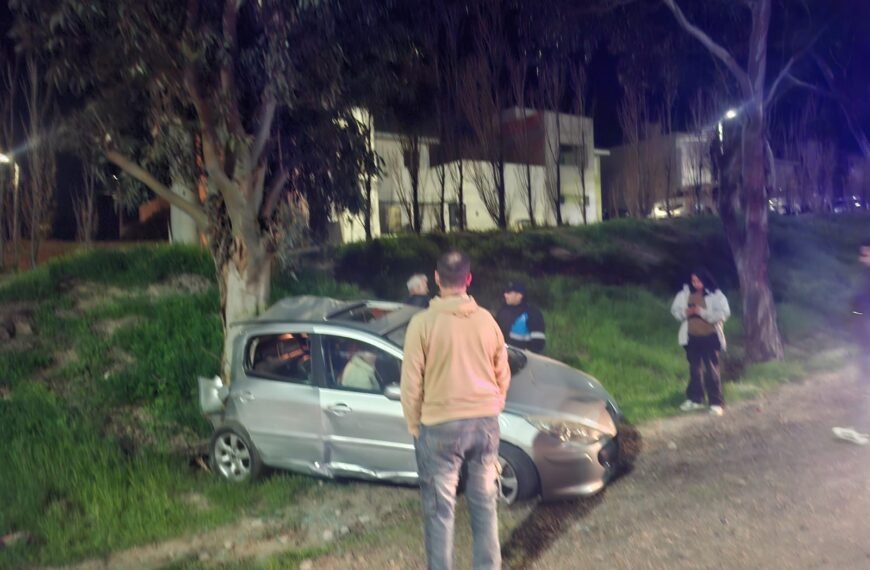 Un auto chocó contra un árbol en la “Curva del Papa” y dos personas fueron hospitalizadas