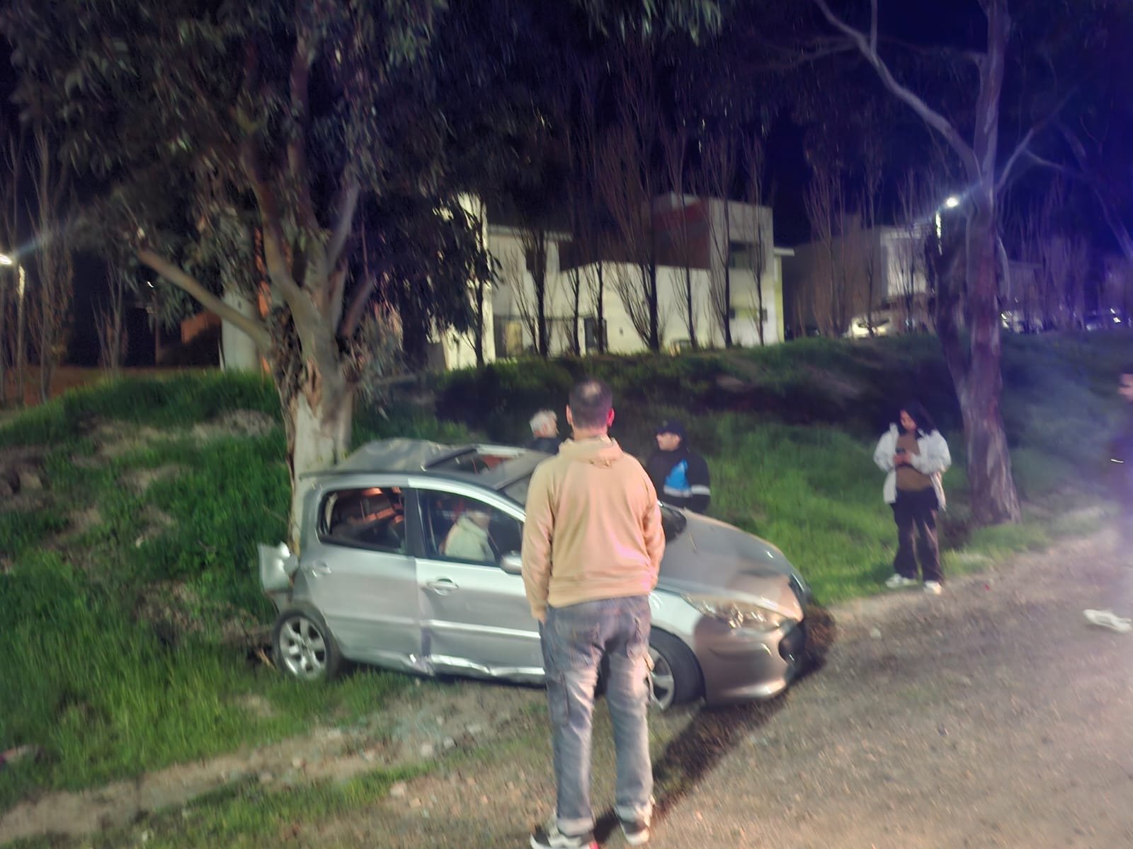 Un auto chocó contra un árbol en la “Curva del Papa” y dos personas fueron hospitalizadas