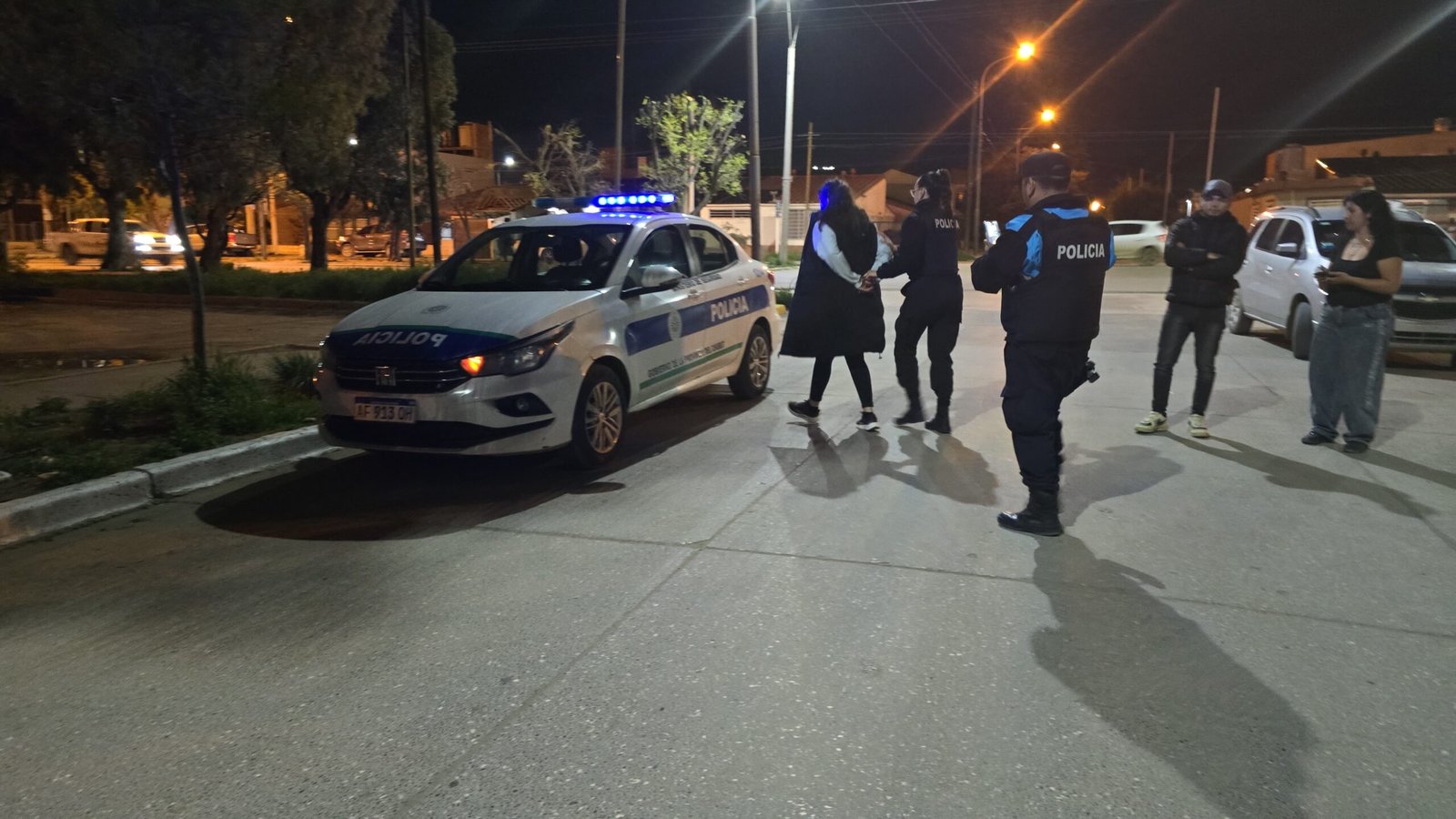 Dos detenidos tras agredir a un policía y dañar un móvil en el barrio Pueyrredón