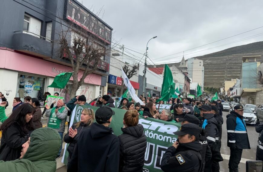 ATE marchó bajo la lluvia y mantienen las medidas para la próxima semana