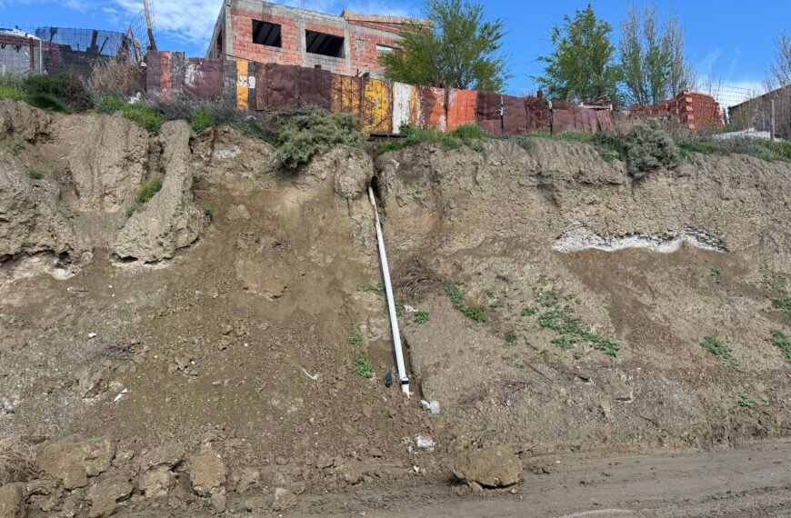 Vecinos alertan por el derrumbe de un cerro y reclaman obras de contención desde hace 19 años