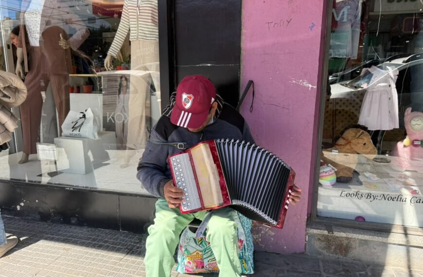 Reconocido en las calles de Comodoro desde hace 16 años, el músico Oscar busca la ayuda de los vecinos para salvar su acordeón