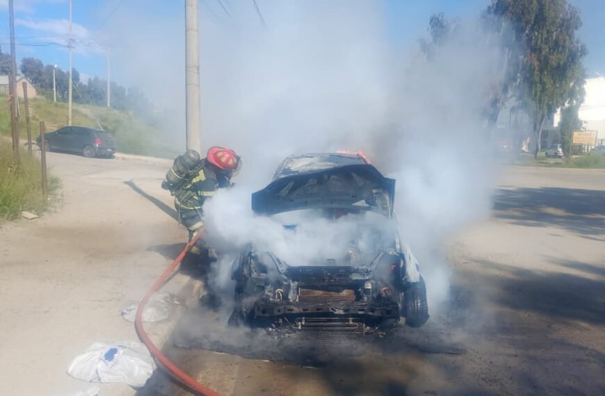 Un incendio destruyó por completo un vehículo sobre&hellip;