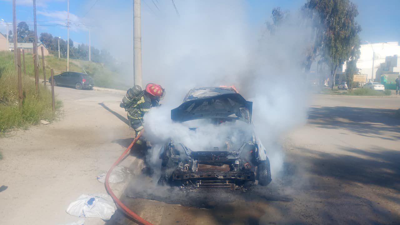 Un incendio destruyó por completo un vehículo sobre la Avenida Chile frente a la Escuela 155