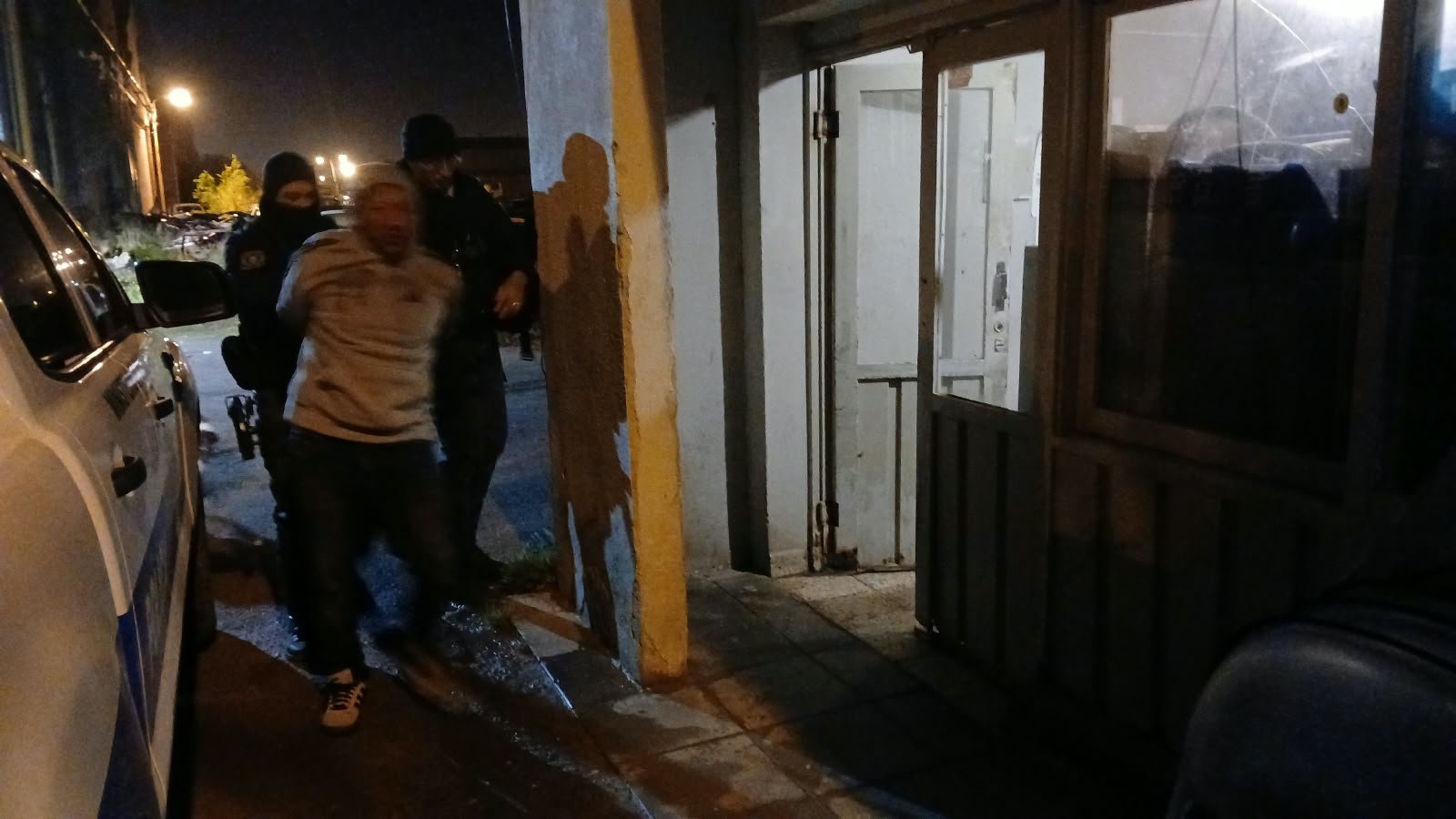 Agredió a dos policías tras una pelea en Km 8 y fue detenido por resistencia a la autoridad y violación de domicilio