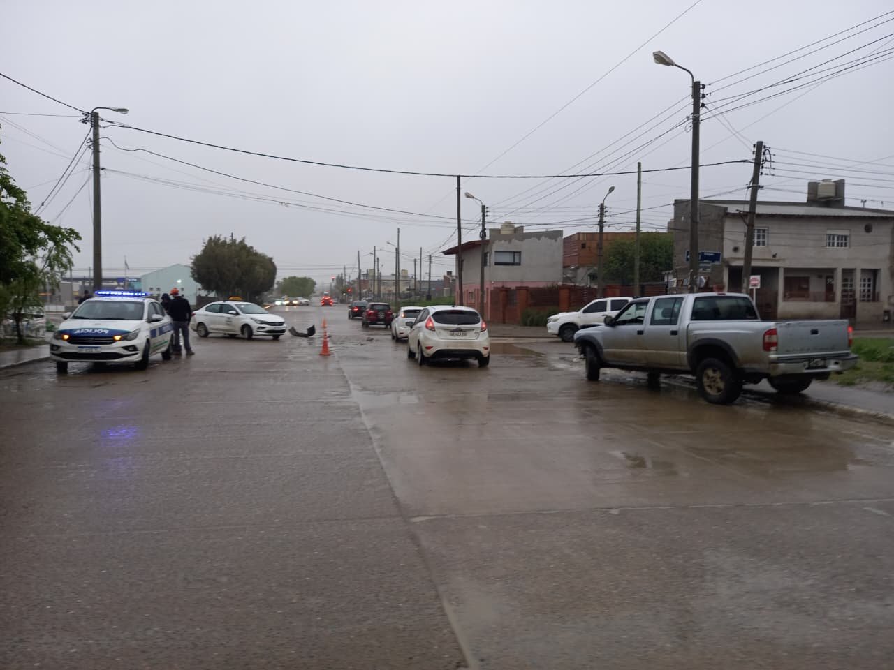 Choque entre una camioneta y un taxi en el barrio San Cayetano dejó una pasajera herida