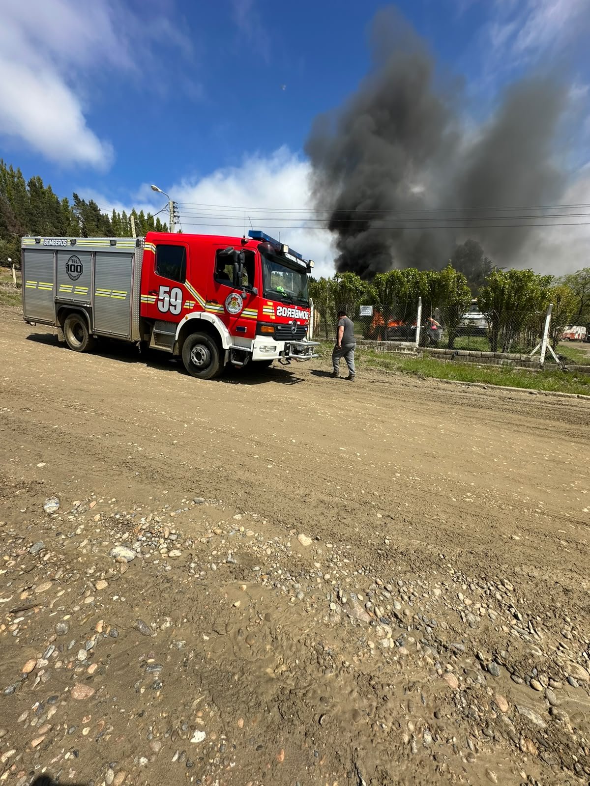 Un vehículo sufrió pérdidas totales tras incendiarse en Fracción 14