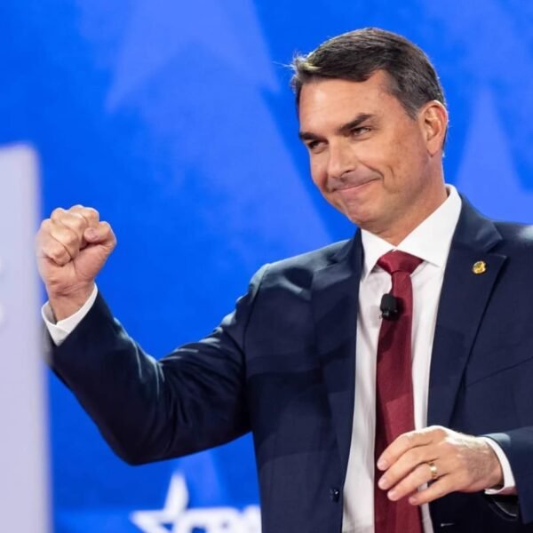 Flávio Bolsonaro pasó por la Argentina en un vuelo privado rumbo a Estados Unidos