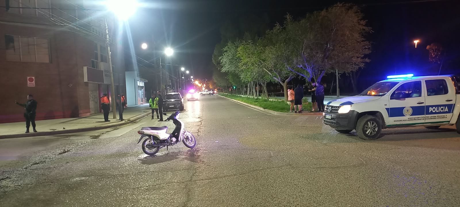 Una joven motociclista fue hospitalizada tras chocar contra una camioneta