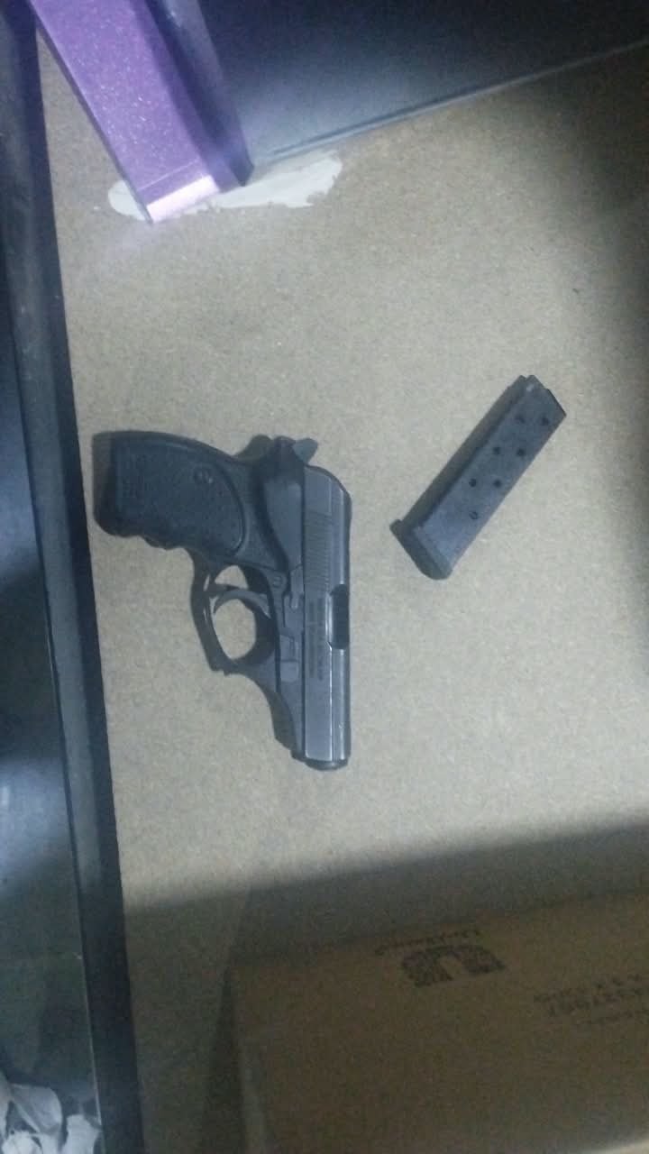 El dueño de un supermercado chino disparó al aire durante una discusión y entregó el arma a la Policía