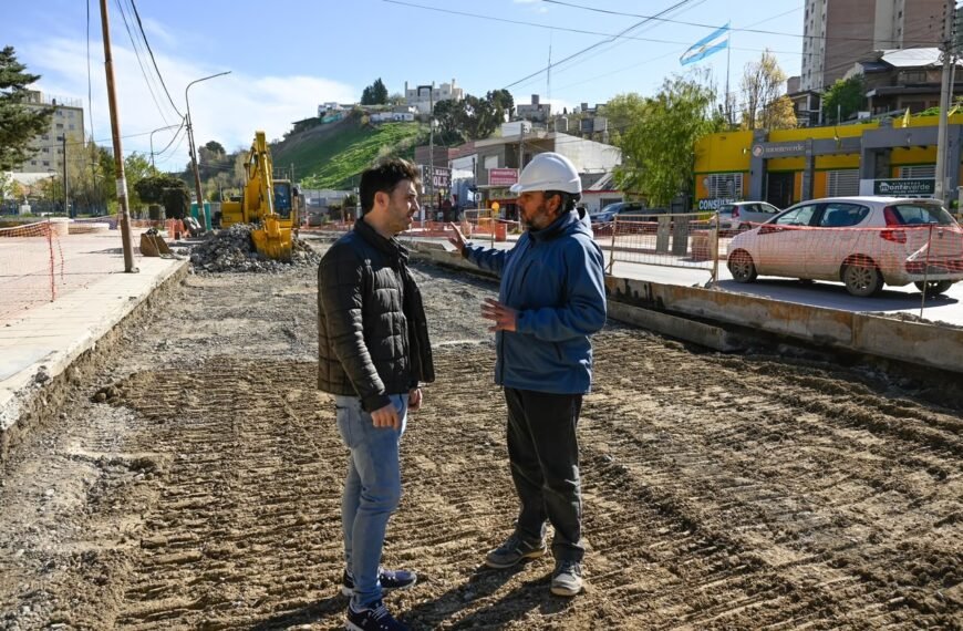 Torres recorrió el enrocado del Cerro Chenque y destacó el avance de obras claves